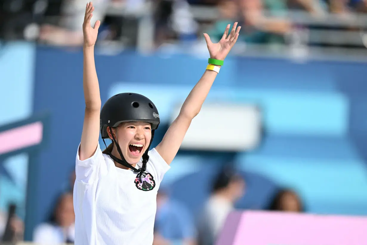 Yoshizawa celebrates winning gold.