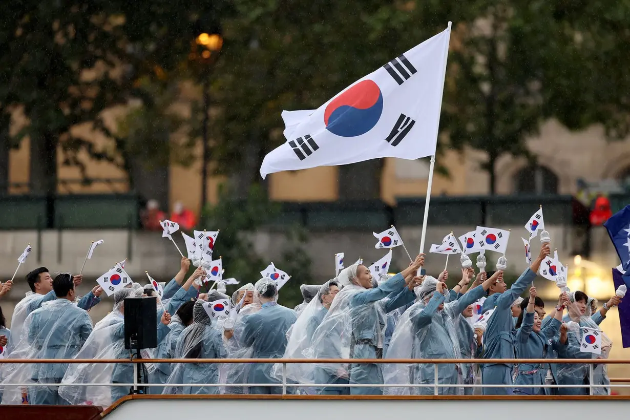 Top Olympics official 'deeply sorry' for introducing South Korea as North Korea during opening ceremony