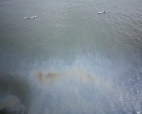 Philippine oil spill reaches fishing town, threatens livelihoods