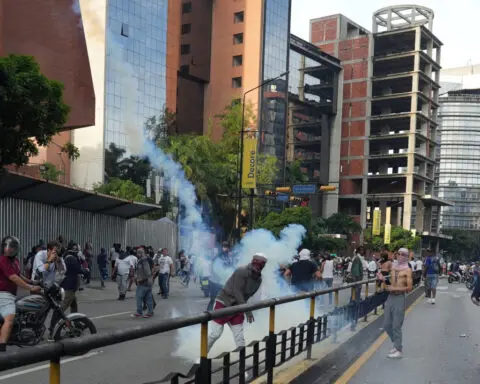 Peru orders Venezuelan diplomats out after contested vote