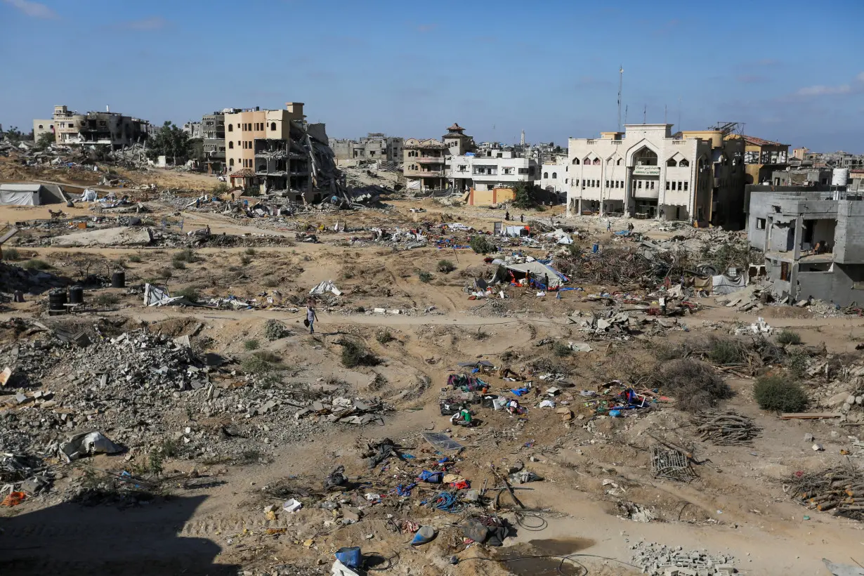 Palestinians return to the eastern side of Khan Younis after Israeli forces pulled out from the area in Khan Younis, in the southern Gaza Strip