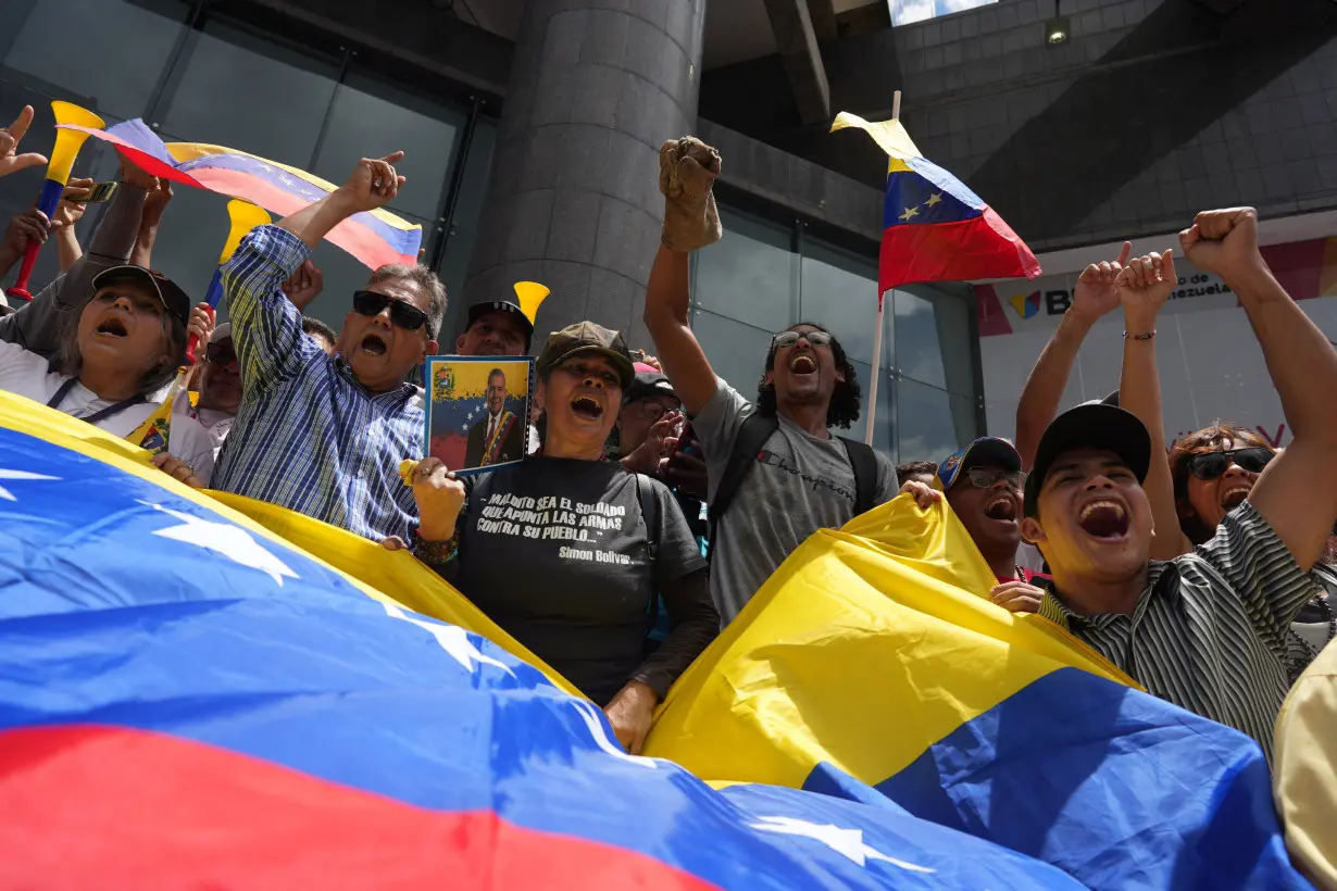 Anti-Maduro protests spread as Venezuelan opposition says he stole vote, in Caracas