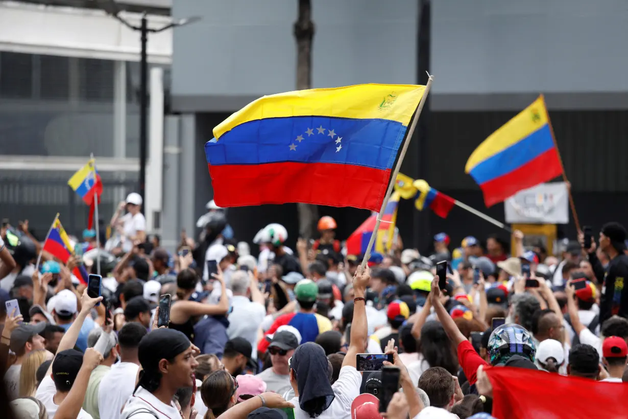 Anti-Maduro protests spread as Venezuelan opposition says he stole vote, in Caracas