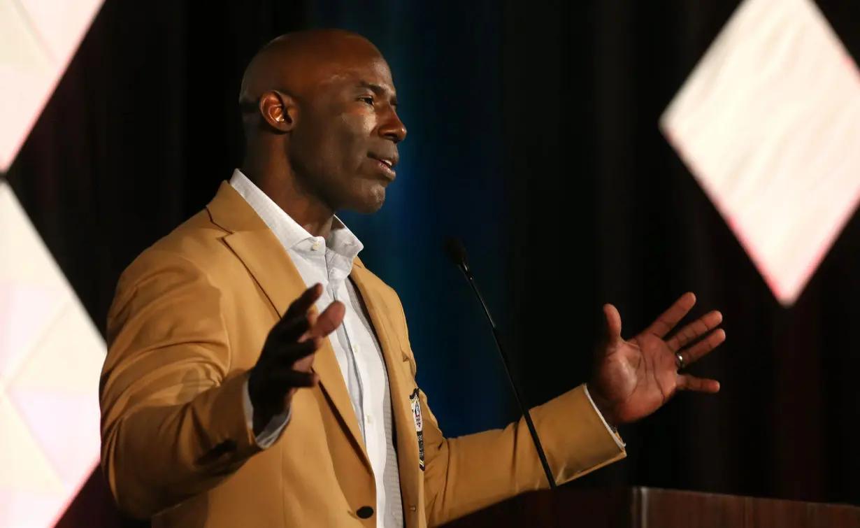 United Airlines says flight attendant in Terrell Davis incident is no longer employed and NFL legend's 'no fly' ban is lifted