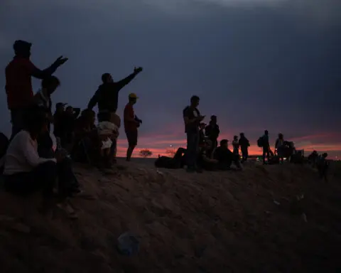 US appeals court lets Texas keep river barrier against illegal border crossings
