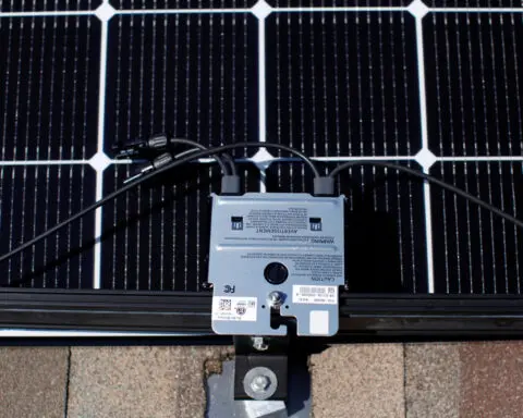 US lawmakers seek to block Chinese firms from solar manufacturing subsidy