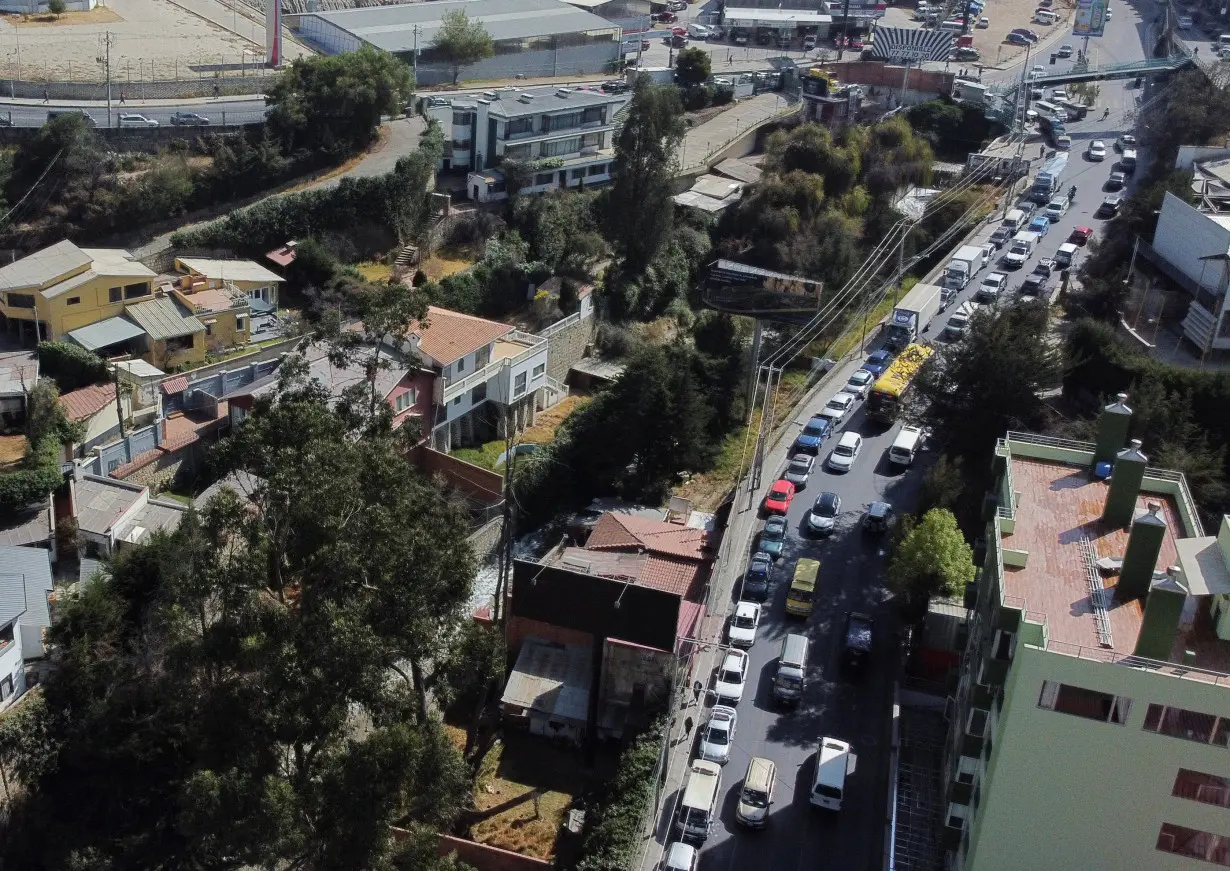 Bolivians strike and block roads over fuel shortages, in Laz Paz