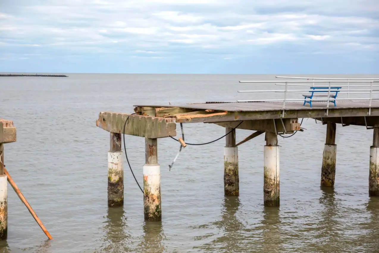 Hotel clerk attacks guests before driving car off pier