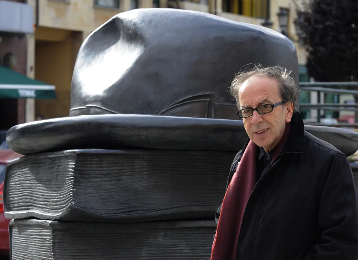 Albanian writer Ismail Kadare poses for photographers in Oviedo