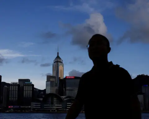 China offers foreign permanent residents of Hong Kong, Macau five-year visas