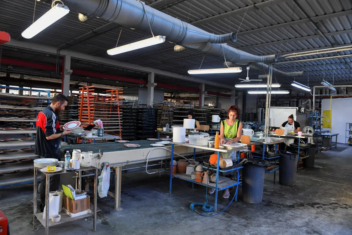 Ceramics factory opens at sunrise due to rising energy costs, in Citta di Castello