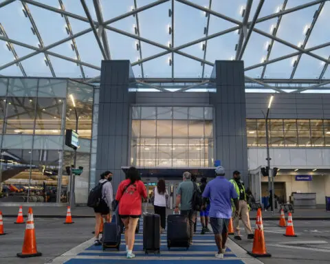 US proposes barring airlines from charging family seating fees