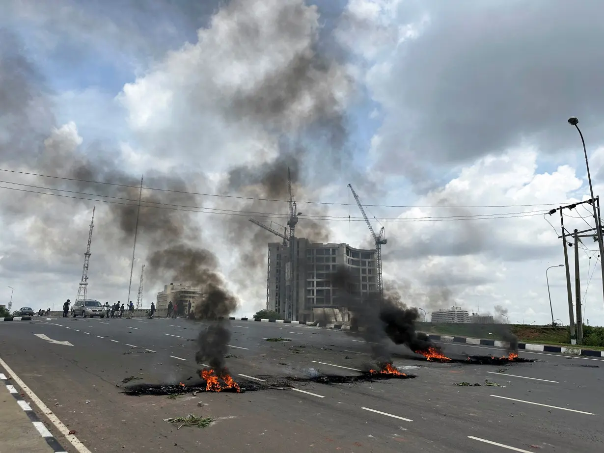 Nigerians begin protests against economic hardship