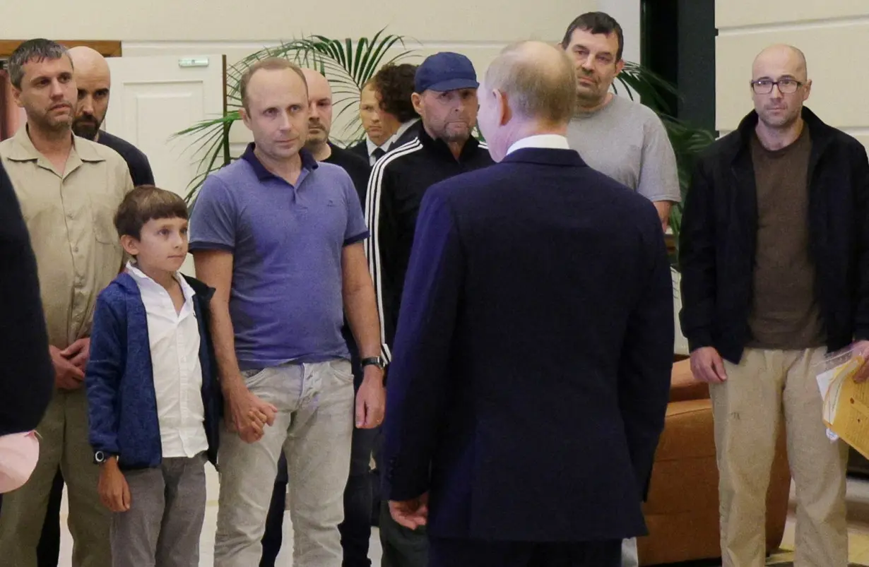 President Putin greets Russians returning to Moscow after prisoner swap