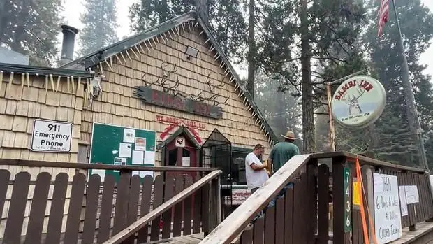 Tavern in evacuated mountain town stays open to serve Park Fire crews