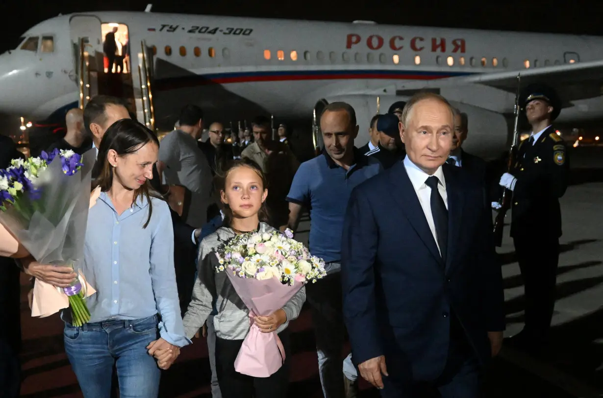 President Putin greets Russians returning to Moscow after prisoner swap