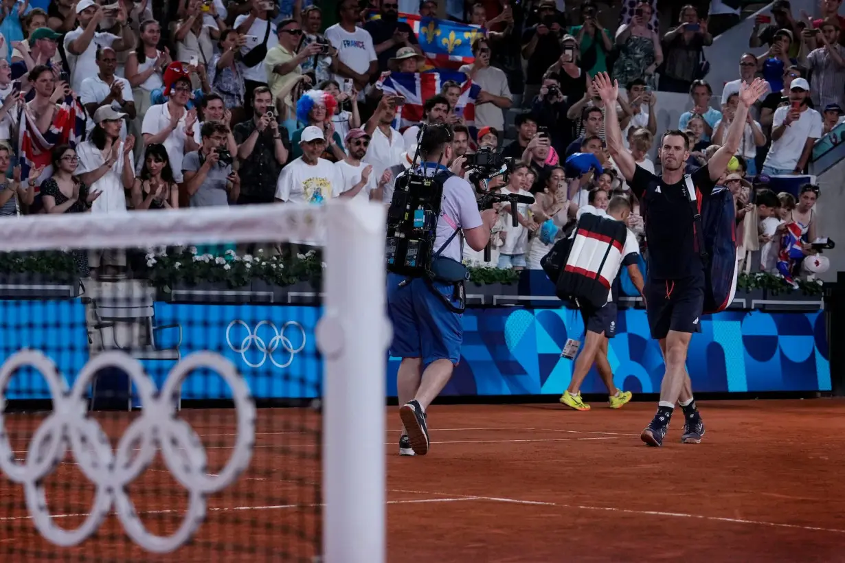 Andy Murray waves to the spectators as he leaves the court on August 1.