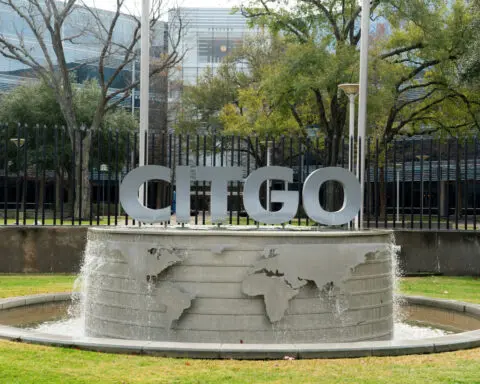 Citgo auction pits Icahn-backed oil refiner, creditor group