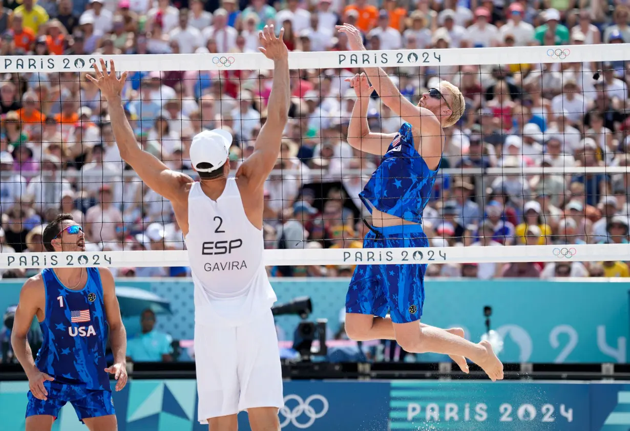 Budinger spikes against Spain's Adrián Gavira at the Paris Olympics.