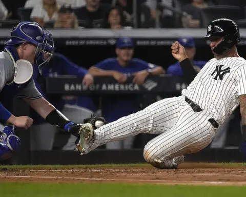 Gleyber Torres pulled by Aaron Boone for lack of hustle in Yankees' 8-5 loss to Blue Jays