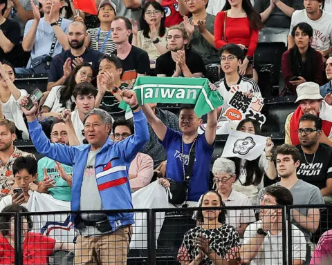 Spectator dragged from arena for holding up Taiwan banner during Olympic badminton match