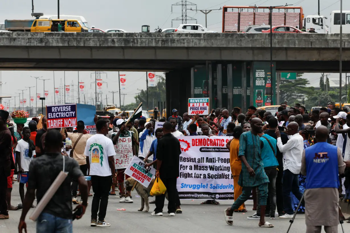 Nigerians continue to protest against economic hardship