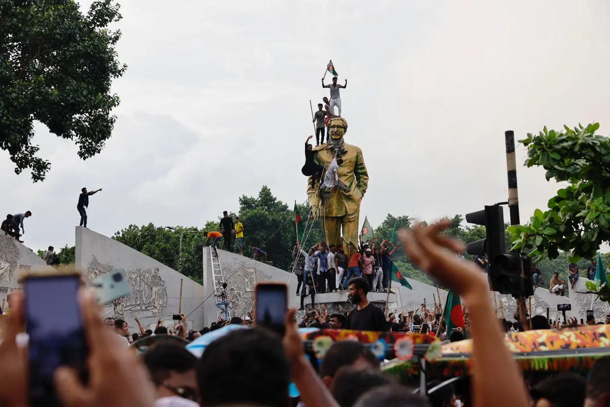 People take over Ganabhaban, the prime minister's residence