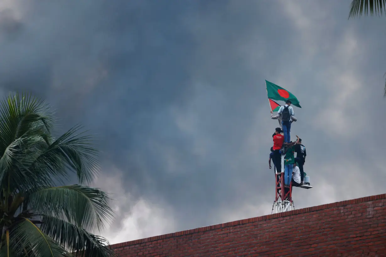 People take over Ganabhaban, the Prime Minister's residence