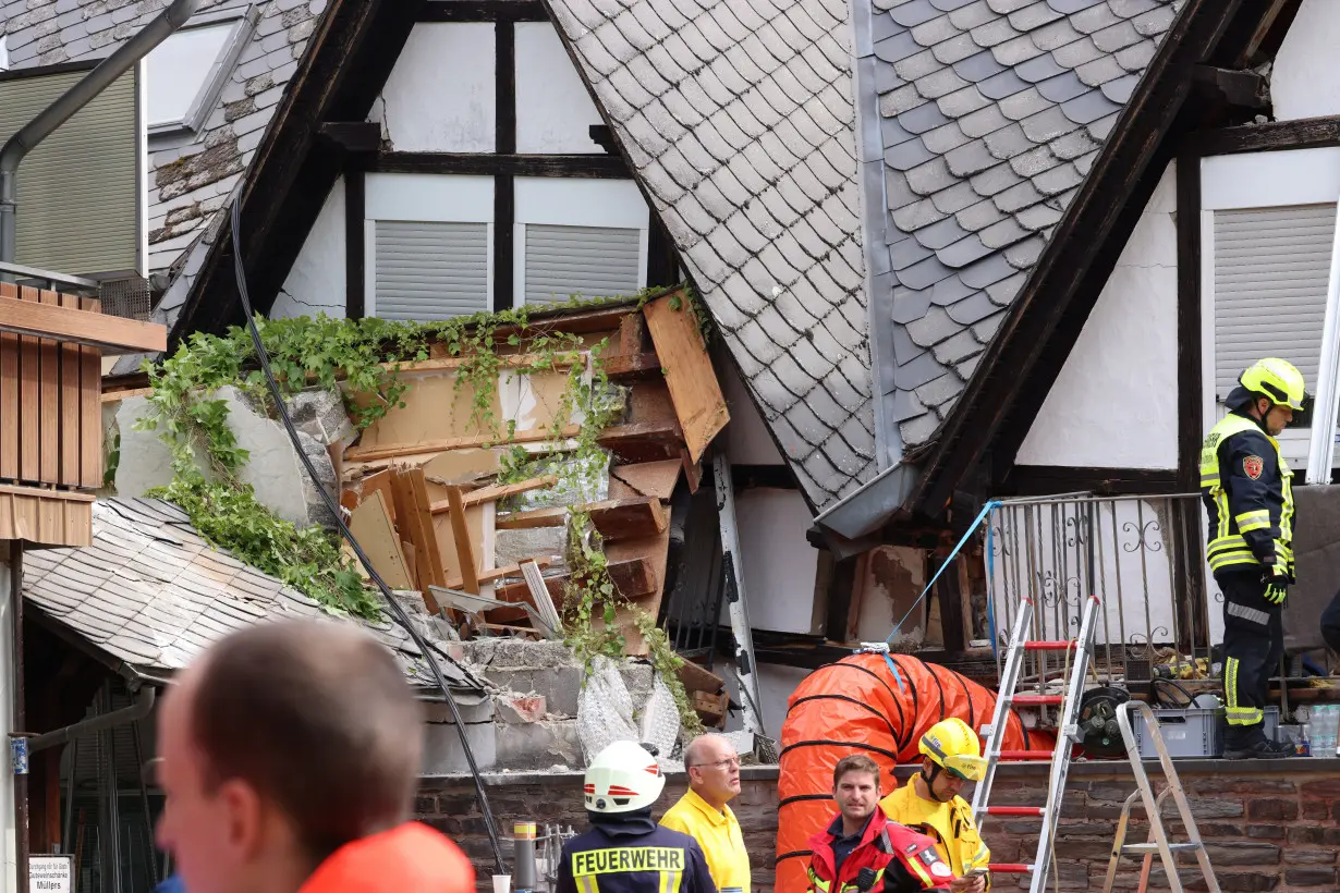 Hotel collapses in Germany on river Moselle