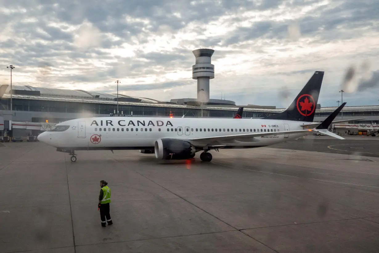 FILE PHOTO: Air Canada planes in Toronto