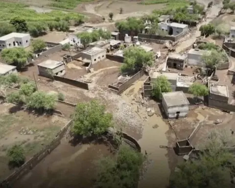 Flooding in Yemen has left 30 people dead and hundreds displaced, official says