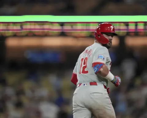 Kyle Schwarber slugs 3 homers and has 7 RBIs for Phillies in 9-4 win over Dodgers