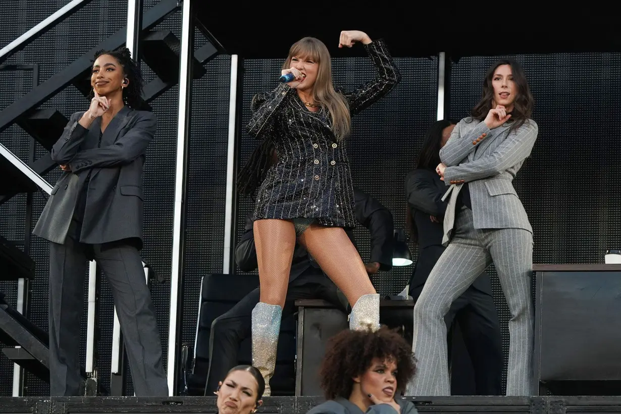 No, Taylor Swift did not endorse Kamala Harris in a photo