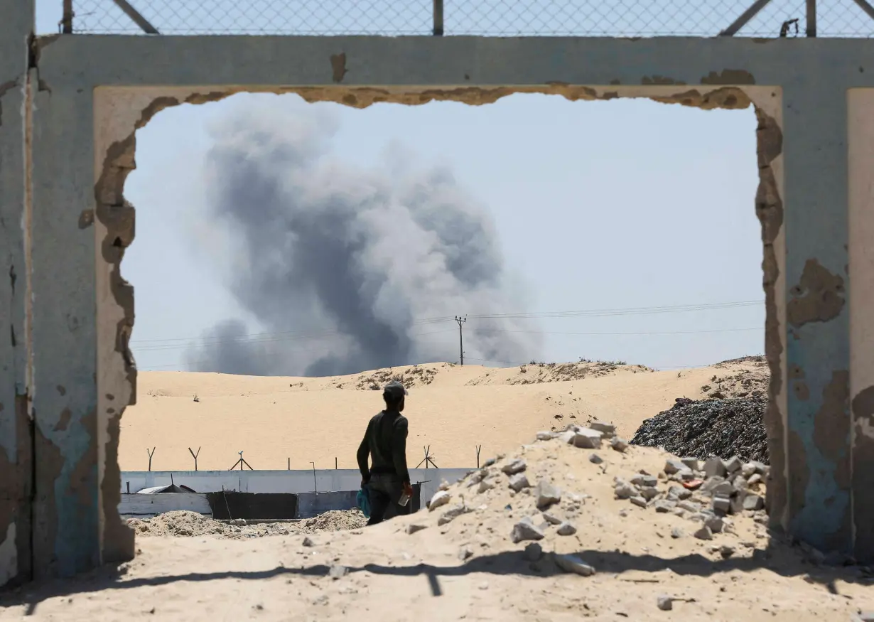 Displaced Palestinians make their way as they flee the eastern part of Khan Younis