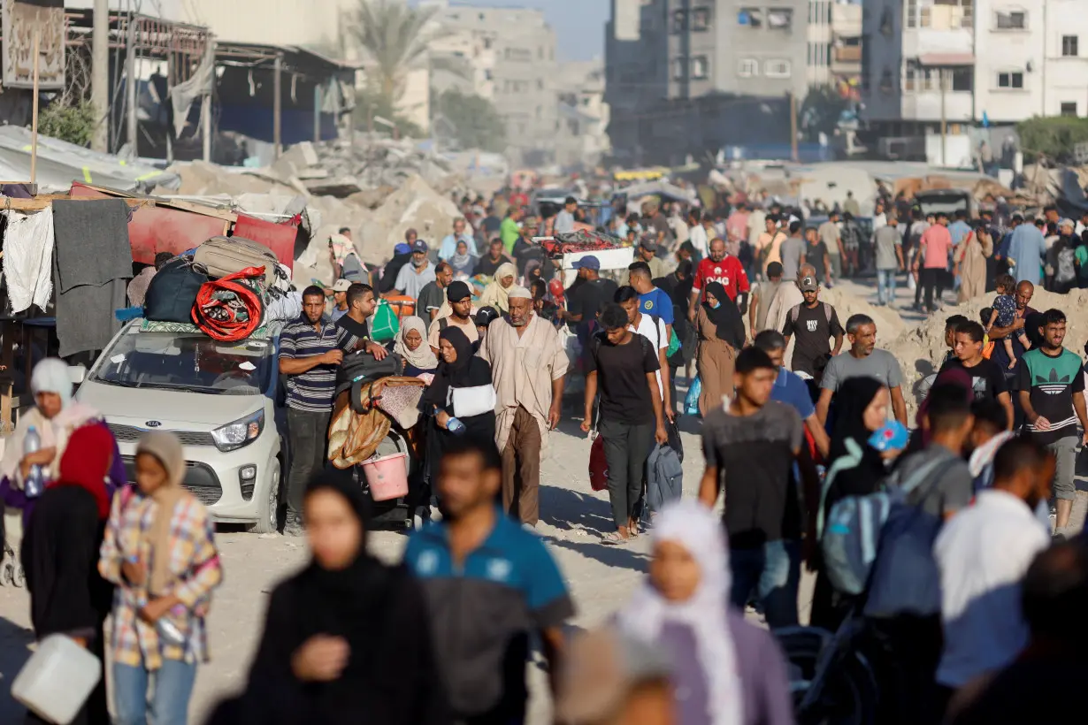 Displaced Palestinians flee the eastern part of Khan Younis following an Israeli army evacuation order, in Khan Younis