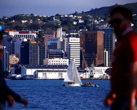 People leave New Zealand in record numbers as economy bites