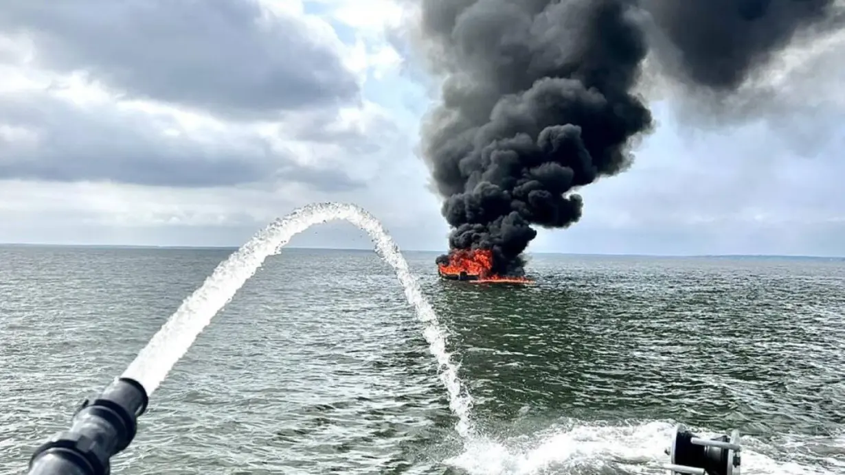 Off-duty firefighter rescues 6 from boat on fire near James River Bridge