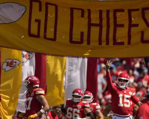 Chiefs' Patrick Mahomes completes behind-the-back pass to Travis Kelce in preseason game vs Detroit