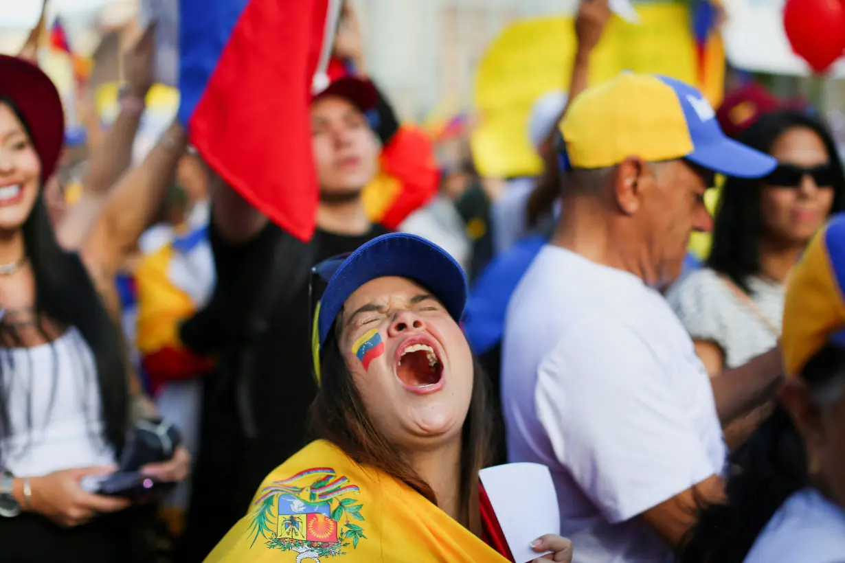 Venezuelan opposition supporters call for a worldwide protest, in Medellin