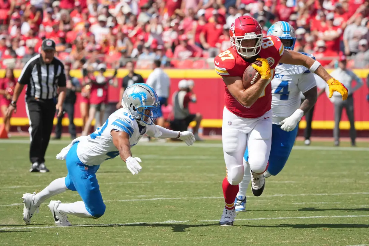 Kansas City Chiefs QB Patrick Mahomes throws audacious behind-the-back pass to Travis Kelce in loss to Detroit Lions