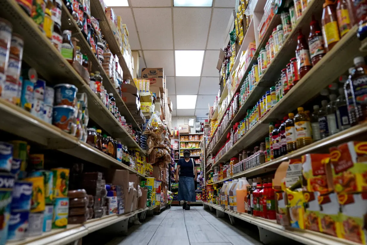 FILE PHOTO: FILE PHOTO: Grocery store in Washington