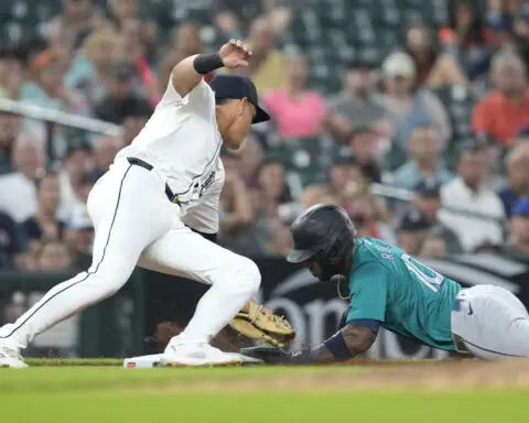 Braves sign IF Gio Urshela after Austin Riley goes on IL with broken hand