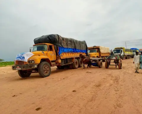 Aid trucks trickle into Darfur as army pauses delivery ban