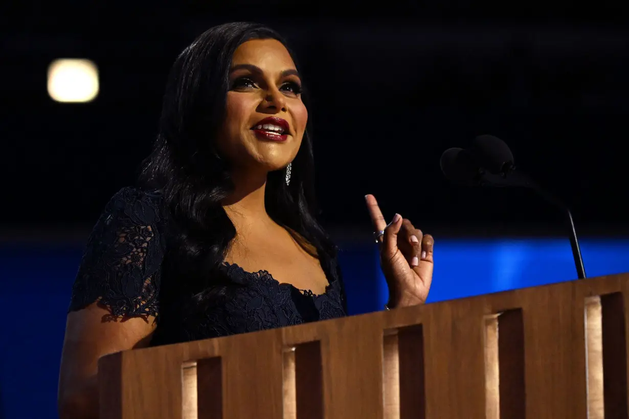 Here's what Mindy Kaling said about Ben Affleck and Jennifer Lopez's divorce at the DNC