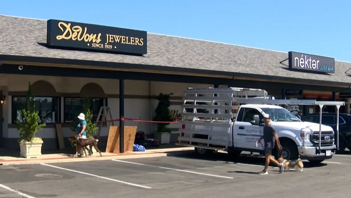 Suspects use sledgehammers in attempted jewelry store heist