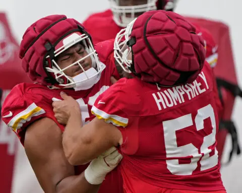 Chiefs make Creed Humphrey NFL's highest-paid center with 4-year, $72 million deal, AP source says
