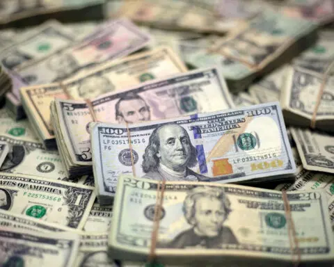 Dollar falls after Powell greenlights September easing