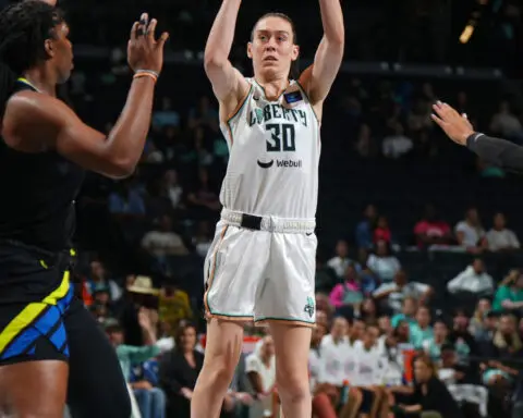 New York Liberty down Dallas Wings 79-71 to win eighth straight and extend league-best record