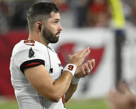 Mayfield leads long TD drive in brief preseason outing, Buccaneers beat Dolphins 24-14