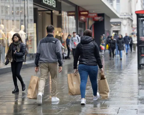 UK retail sales fall for 3rd month, CBI says